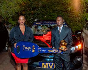 Girumugisha-yashyikirijwe-imdoka-yo-mu-bwoko-bwa-KIA-Sorento-ifite-agaciro-ka-Miliyoni-15-zamafaranga-yu-Rwanda-1024x819