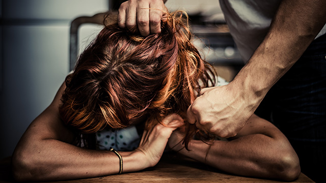 man physically abusing his girlfriend