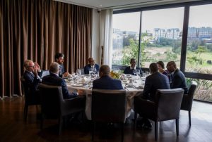 Perezida-Paul-Kagame-na-Madamu-Jeannette-Kagame-bakiriye-ku-meza-abayobozi-batandukanye-1024x690
