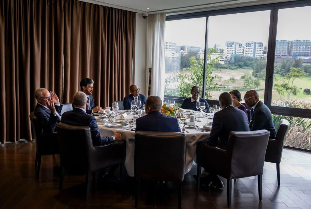 Perezida-Paul-Kagame-na-Madamu-Jeannette-Kagame-bakiriye-ku-meza-abayobozi-batandukanye-1024x690